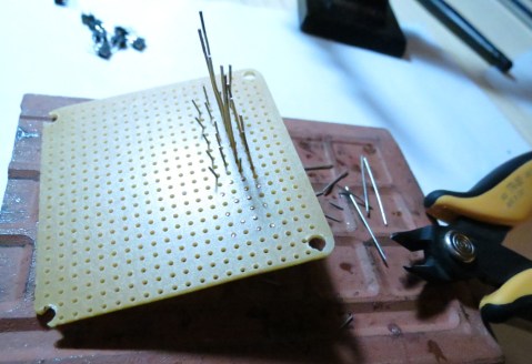 ComprobadorLEDs-CortandoPatillasDeComponentes